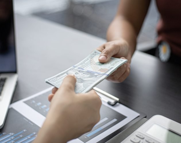 Counting money, businessmen have analyzed between cash and credit card which is consistent and convenient to spend in the present day.